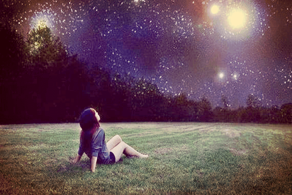 chica bajo cielo estrellado