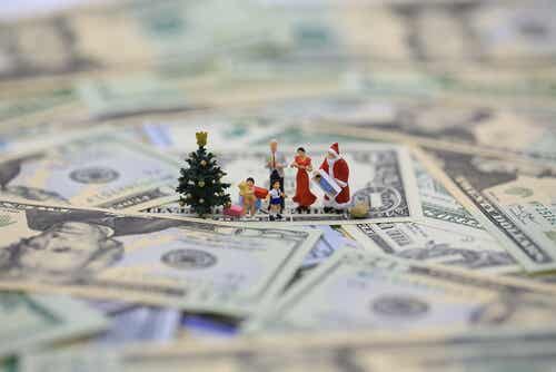 Figuras de navidad sobre dinero