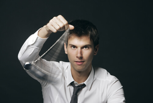 Hombre haciendo hipnosis