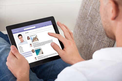 Hombre viendo comentarios en redes sociales