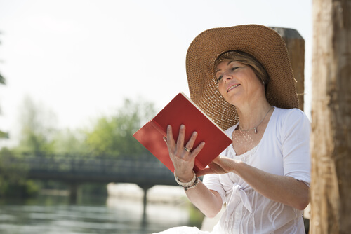 Mujer leyendo un libro