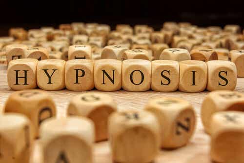 Los beneficios de la hipnosis clínica: desmintiendo el show televisivo