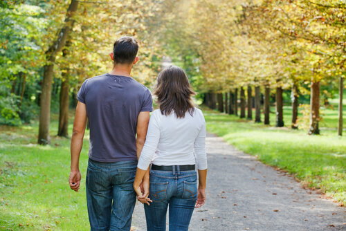 Pareja paseando