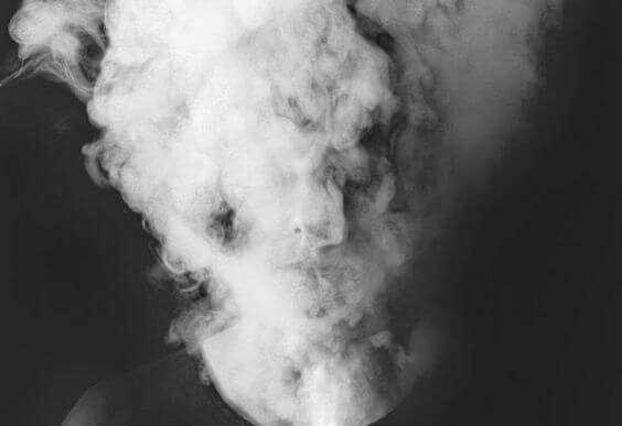 Mujer con niebla mental