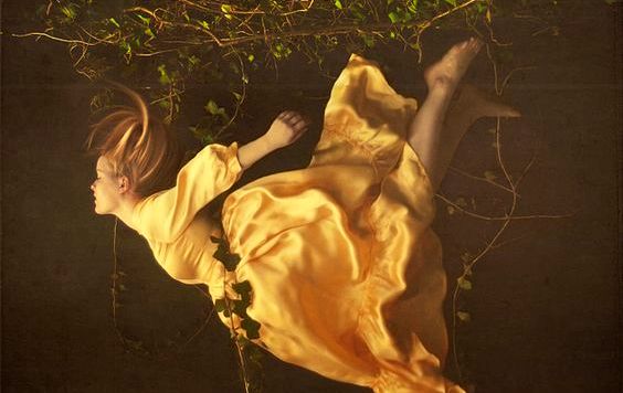 chica traje amarillo