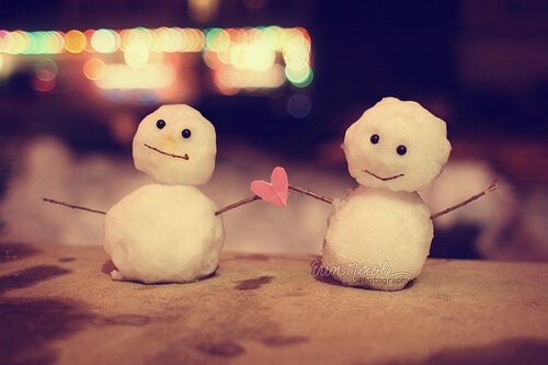 Pupazzi di neve innamorati.