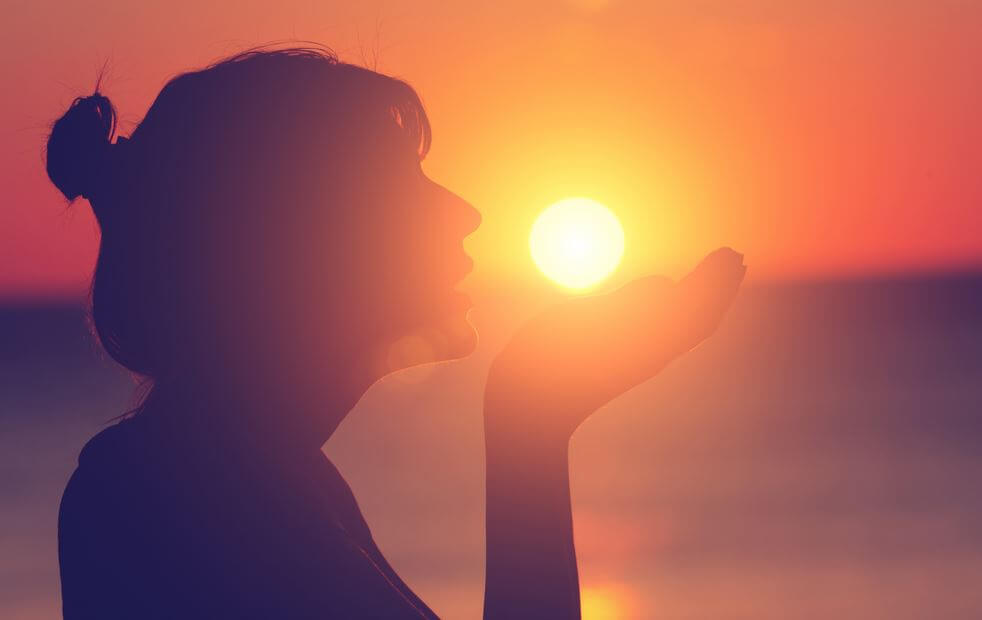 Mujer lanzando palabras al aire