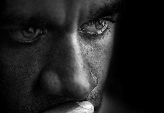 Hombre a punto de llorar