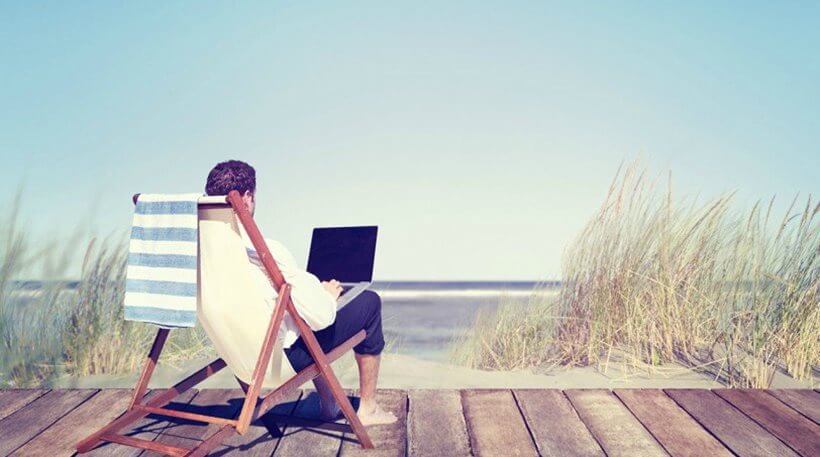 Hombre trabajando en la playa