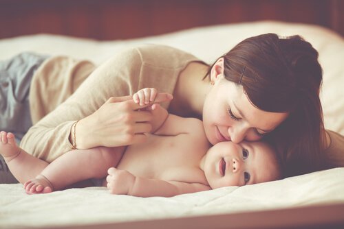 Madre besando a su hijo con apego