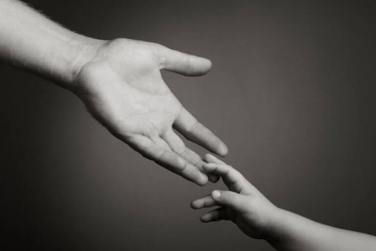 Manos uniéndose
