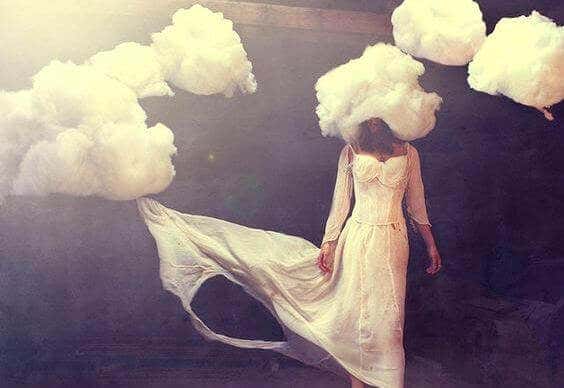 Mujer con nubes en la cabeza simbolizando el origen de los sentimientos