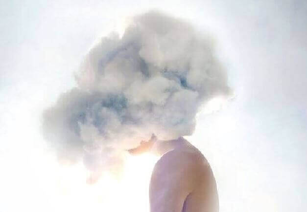 Mujer con nubes en la cabeza representando amnesia disociativa