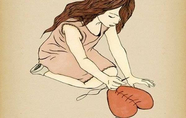 Mujer cosiendo un corazón