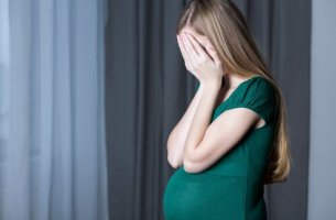 Mujer llorando con depresión perinatal