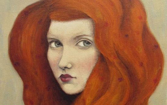 mujer-pelo-rojo pensando en una excusa