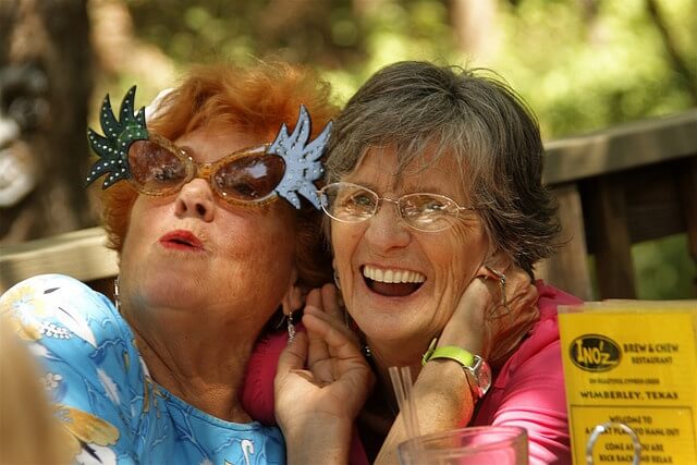 mujeres felices representando a las personas demasiado mayores