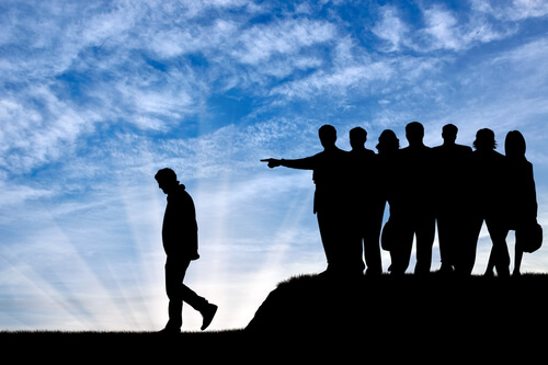 Personas discriminando a otras