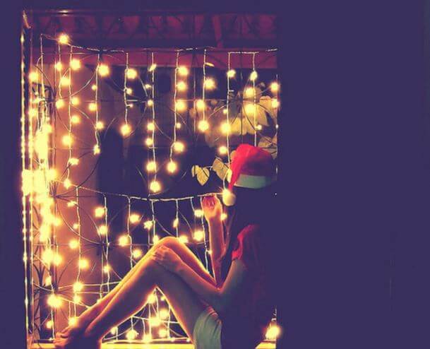 Mujer mirando por la ventana