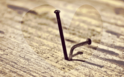 Un clavo no quita otro clavo: lo retira el martillo que lo clavó