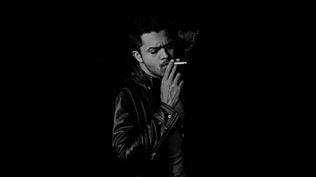 chico fumando con nervios