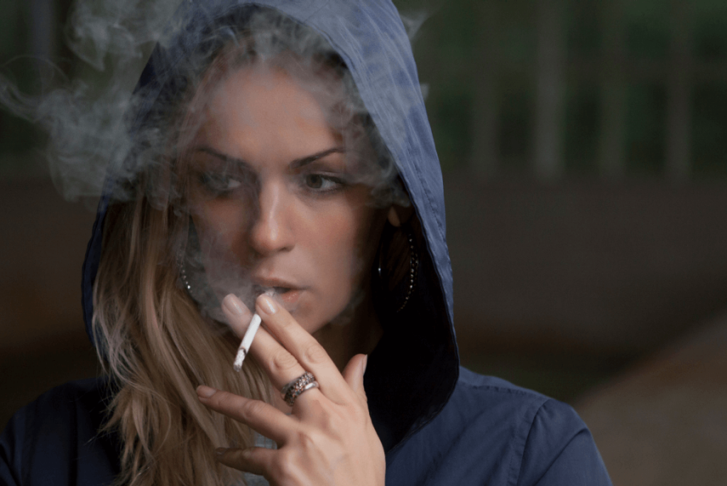 ¿Qué papel juega la sensibilidad a la ansiedad en el consumo de tabaco?