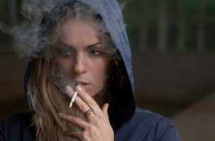 chica nerviosa fumando