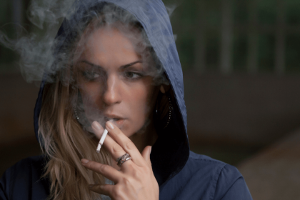 ¿Qué papel juega la sensibilidad a la ansiedad en el consumo de tabaco?