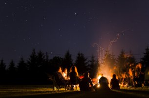 Amigos alrededor de una hoguera