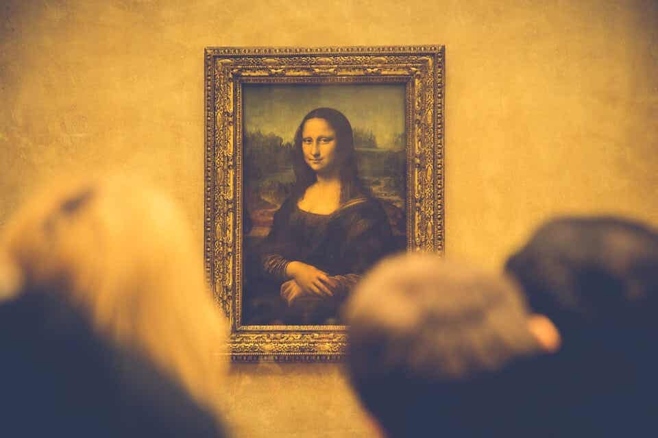 Gente mirando el cuadro de la Mona Lisa