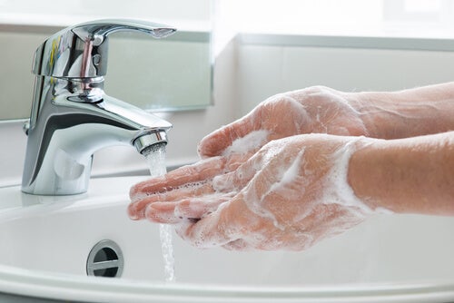 Hombre lavándose las manos