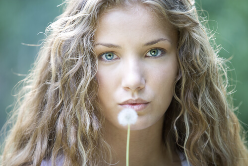 Mujer con los ojos azules