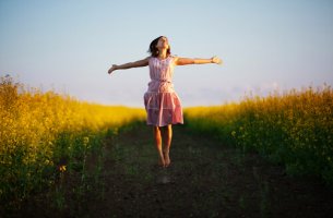 Mujer feliz caminando con los brazos abiertos