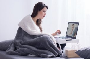 Mujer haciendo terapia online