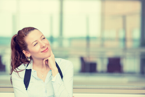 Mujer pensando sonriendo