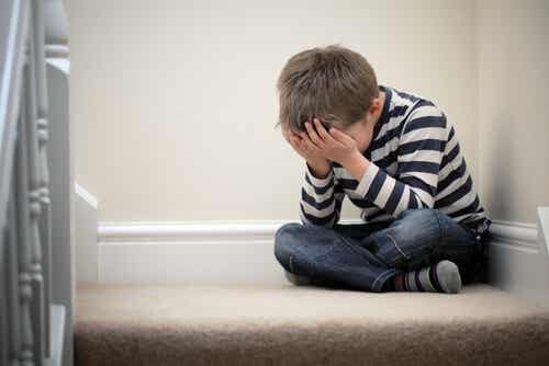 Niño con problemas de ansiedad por las exigencias de sus padres