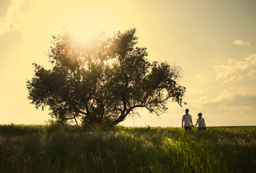 couple near big tree