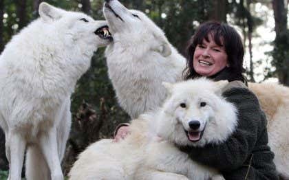 Tanja Askani, la mujer que "habla" el lenguaje de los lobos