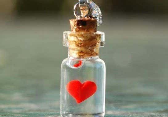 Flasche mit Herz symbolisiert interessante Menschen, die Herz beweisen