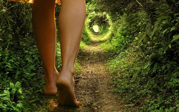 Meditation im Gehen ohne Schuhe durch den Wald