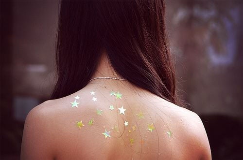 Chica con estrellas en la espalda