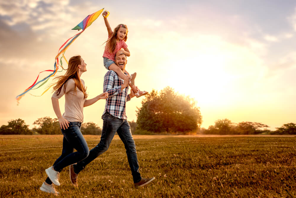 Familia feliz con los hijos