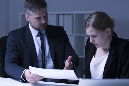Jefe haciendo acoso laboral a una empleada