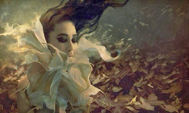 joven-con-hojas-en-cara-y-cuello