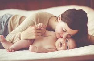 Madre besando a uno de su hijos adoptados