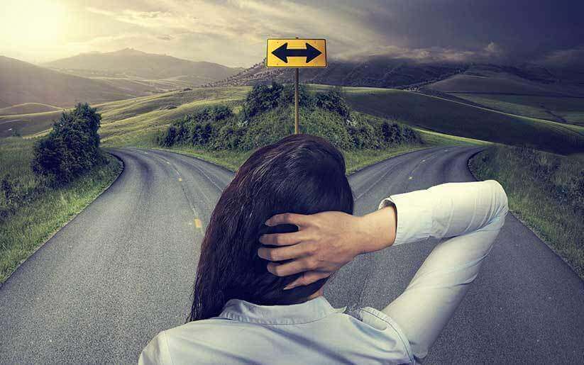 Vrouw staat vertwijfeld voor een splitsing