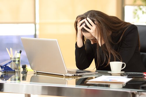 Mujer con estrés laboral que necesita practicar el mindfulness en el trabajo