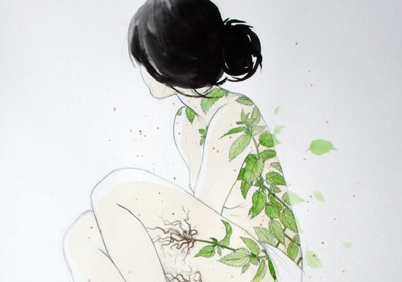 Mujer con hojas en su espalda