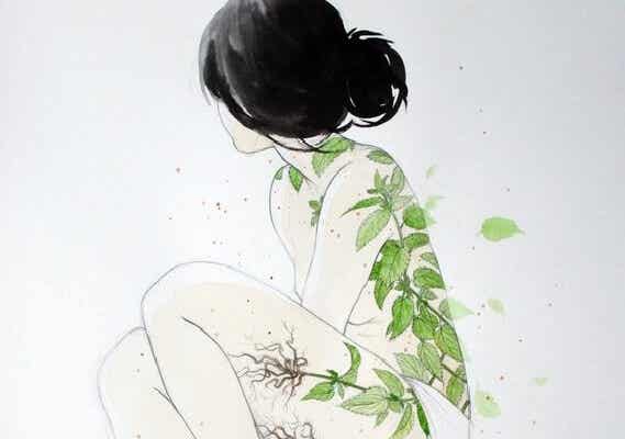 Mujer con hojas en su espalda