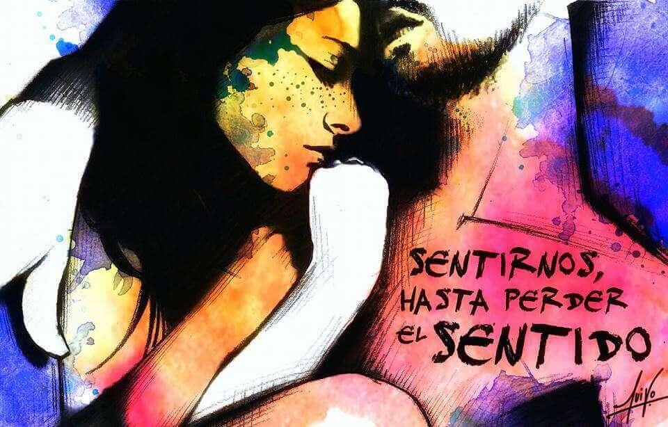 Donna con gli occhi chiusi che pensa all'amore